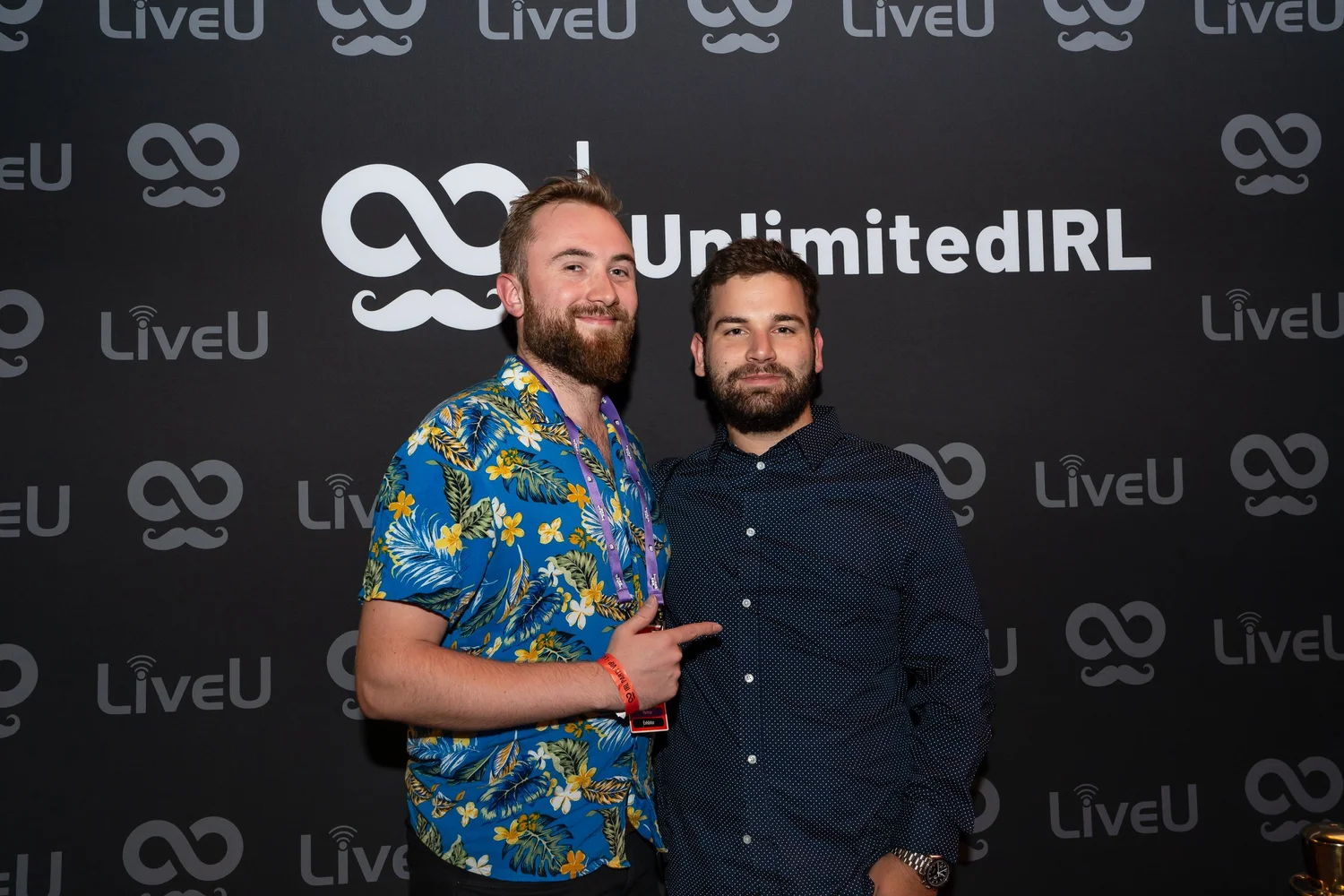 Joel Wilcox (co-fundador) y Taylor Webb (fundador) de UnlimitedIRL en la "Fiesta IRL" durante el TwitchCon Vegas 2023